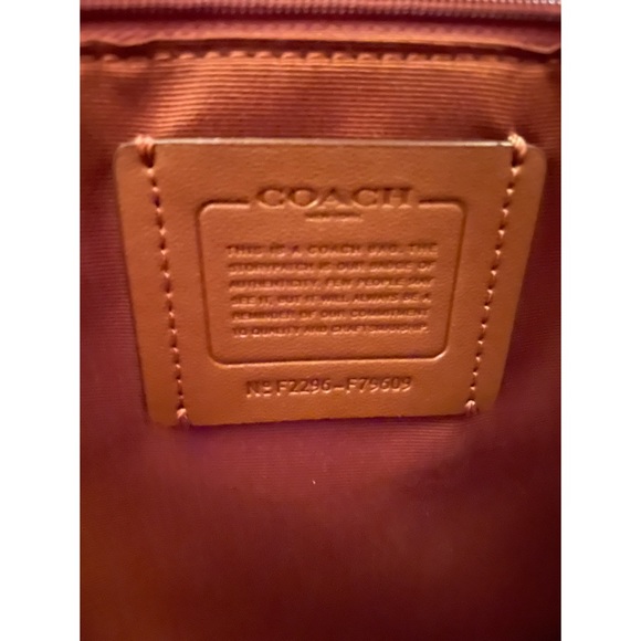 Coach Gallery Tote in Signature Canvas - Picture 6 of 6